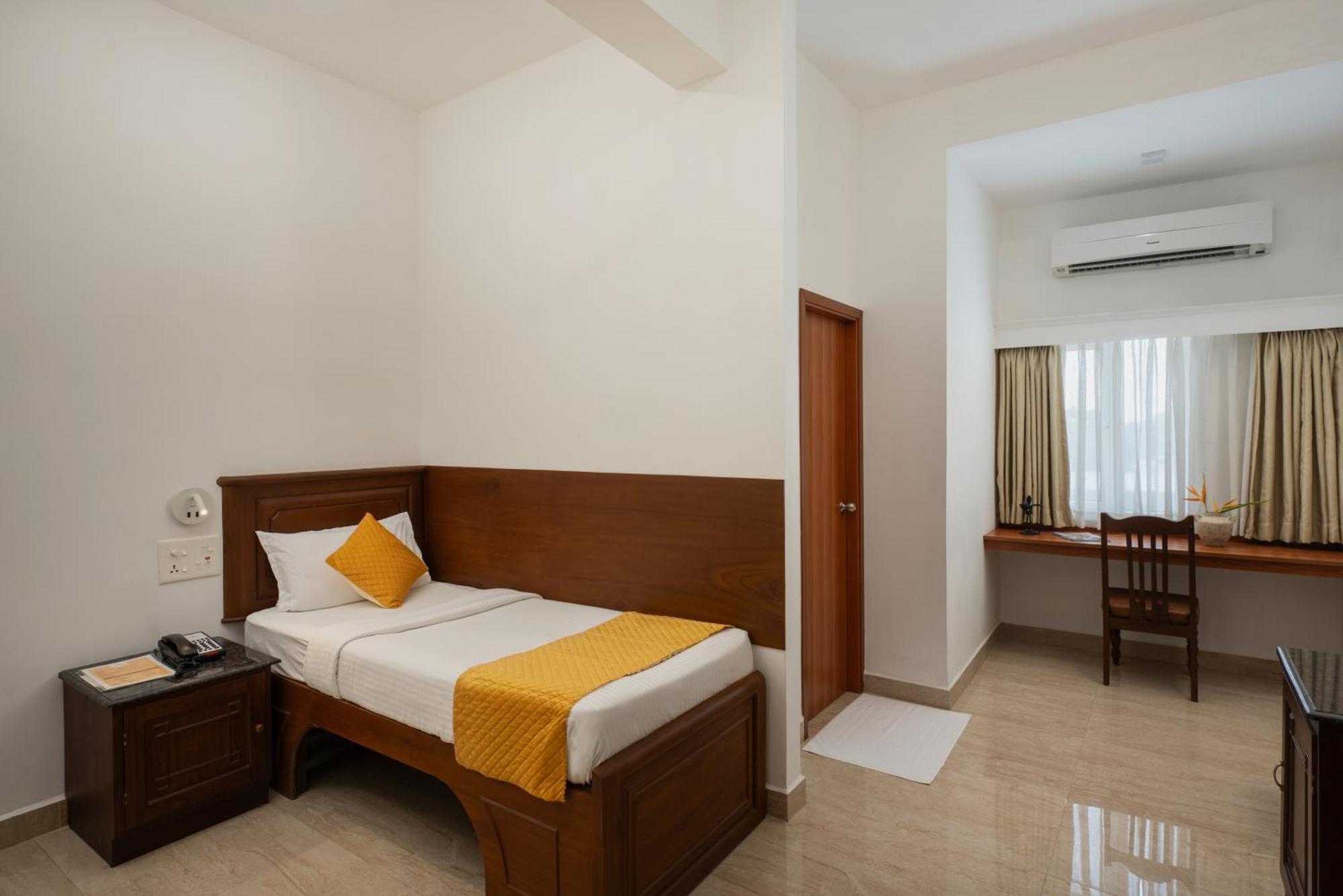 Hotel Aida Коттаям Экстерьер фото