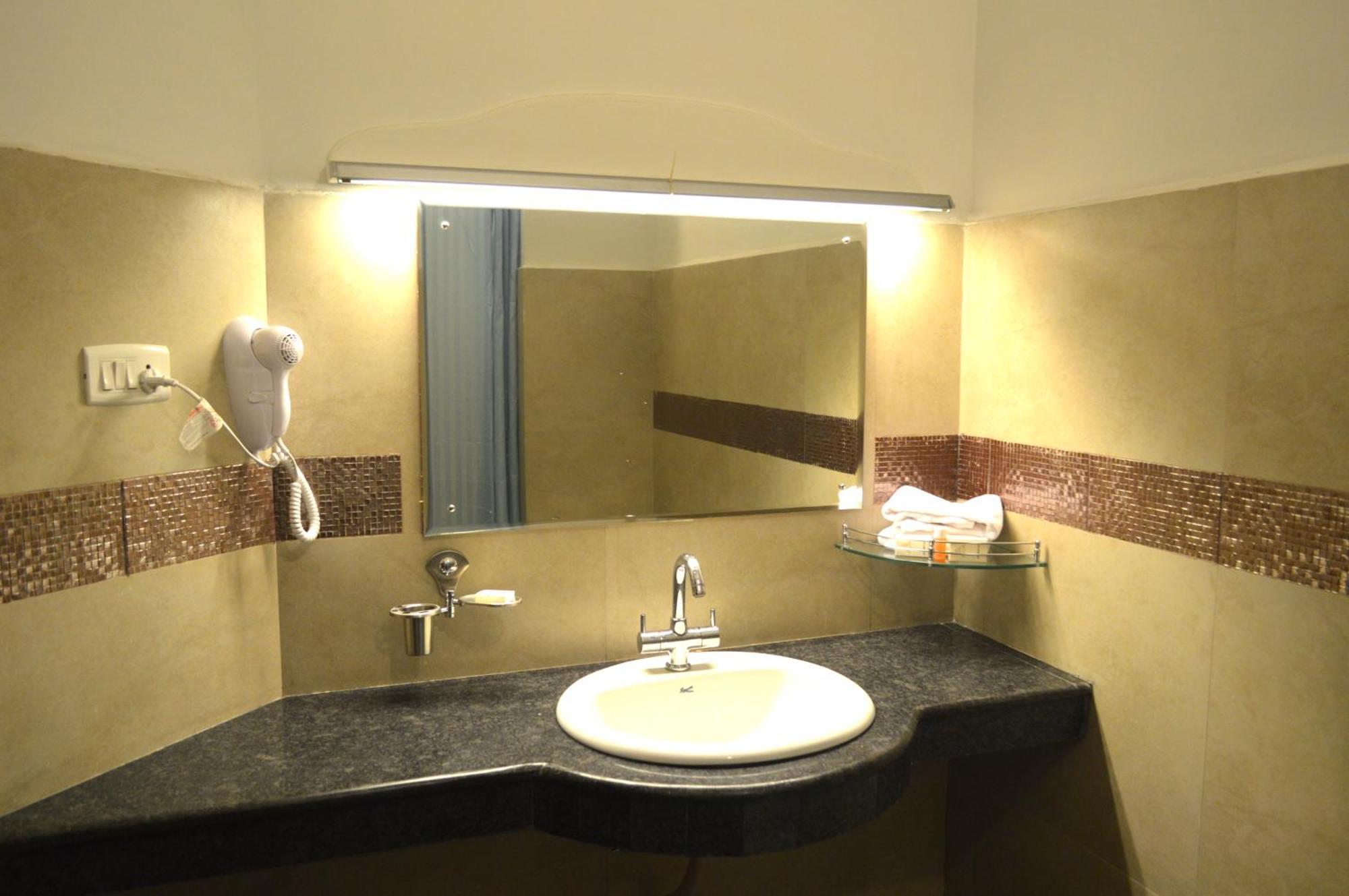 Hotel Aida Коттаям Экстерьер фото